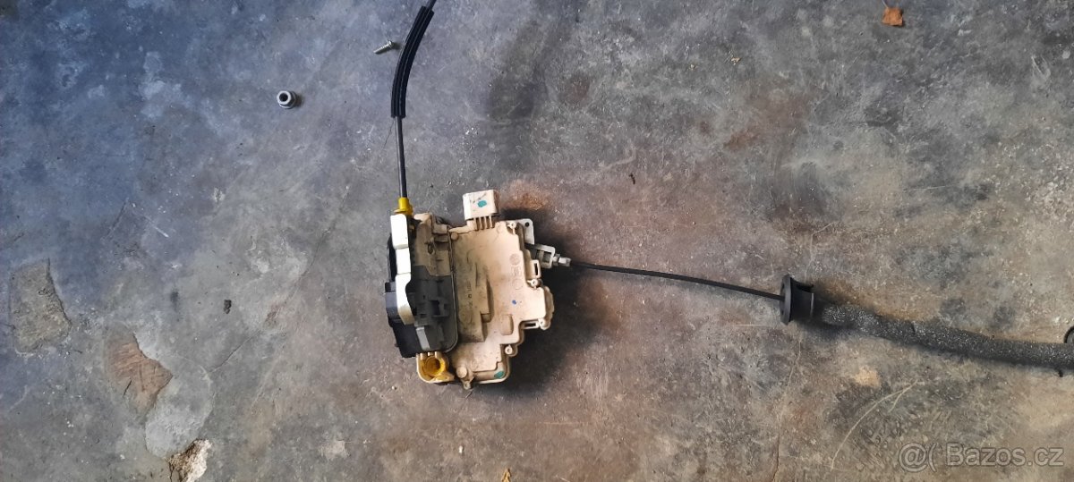 levý přední zámek řidiče audi A5 8T coupe