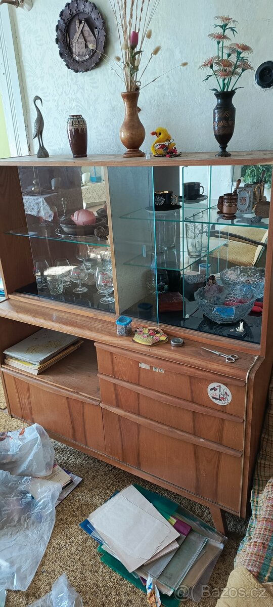 Dřevěná skříň s vitrínou B. LANDSMAN A H. NEPOŽITEK