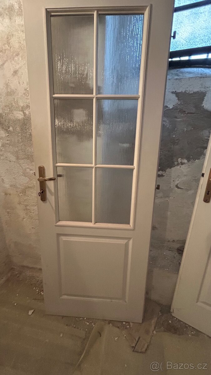 Prosklené dveře s kováním na levé straně
