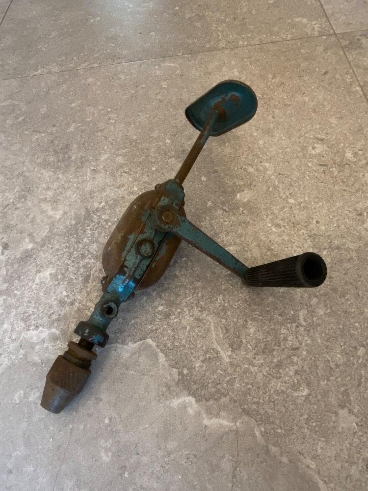 Stará ruční vrtačka