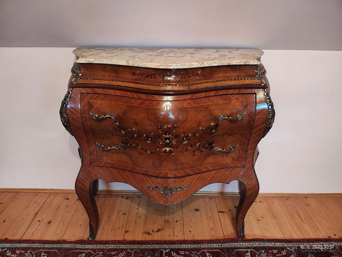 Zámecká komoda s mramorem