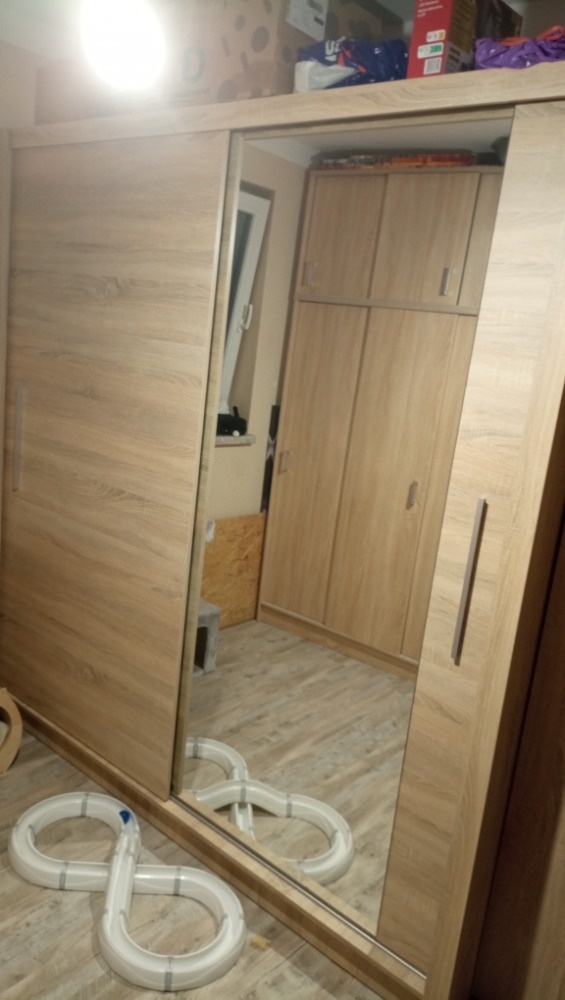 Šatní skříň se zrcadlem