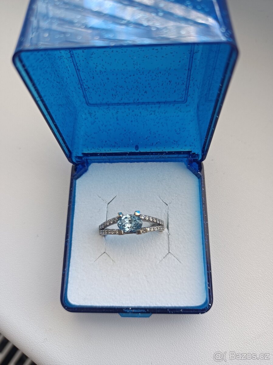 Prsten vel 55 bílého zlata s jemným modrým kamenem a zirkony