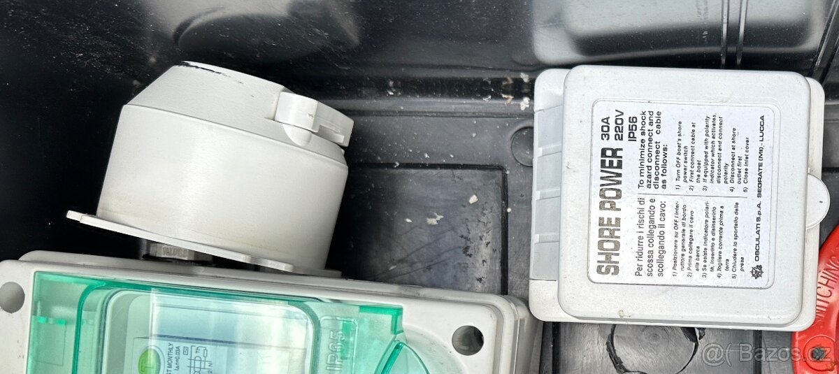 Vodotěsná zásuvka břehové přípojky na 220 V, 30 A