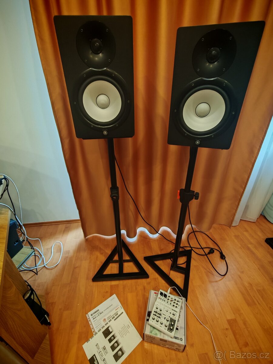Yamaha AG 06, Yamaha HS8, stojani na monitory