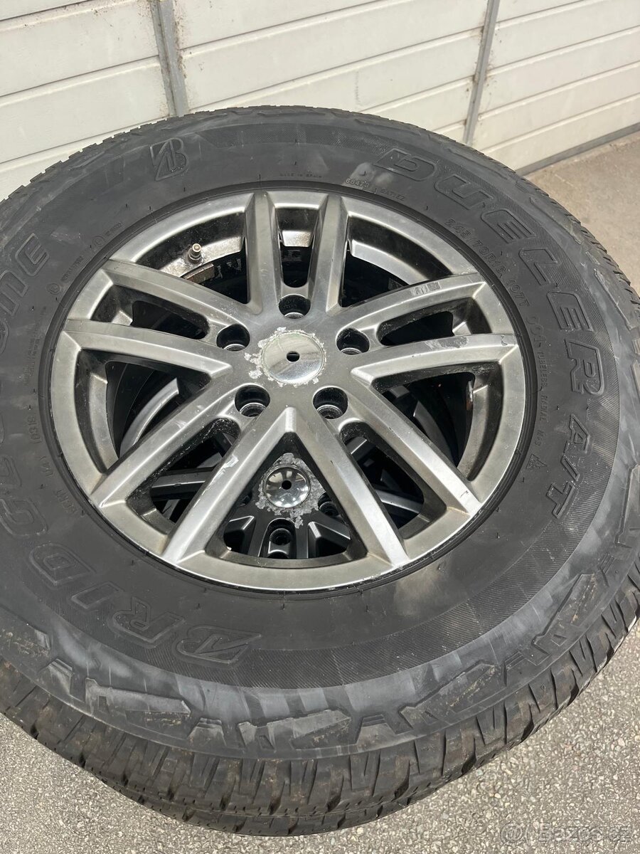 Volkswagen AMAROK (pneumatiky+nášlapy)