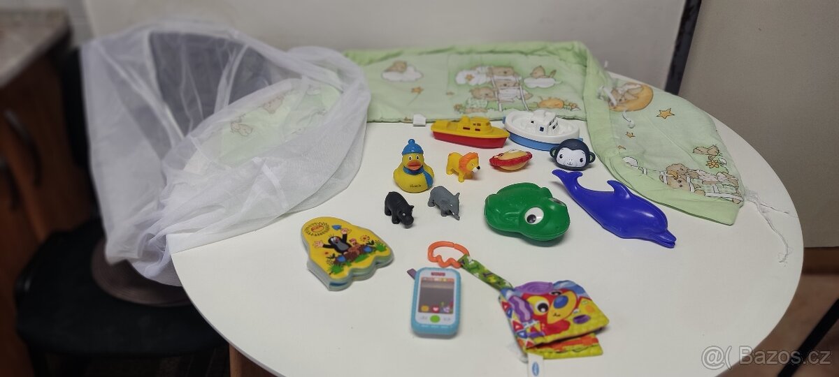 Moskytiéra na kočárek a hračky pro miminko
