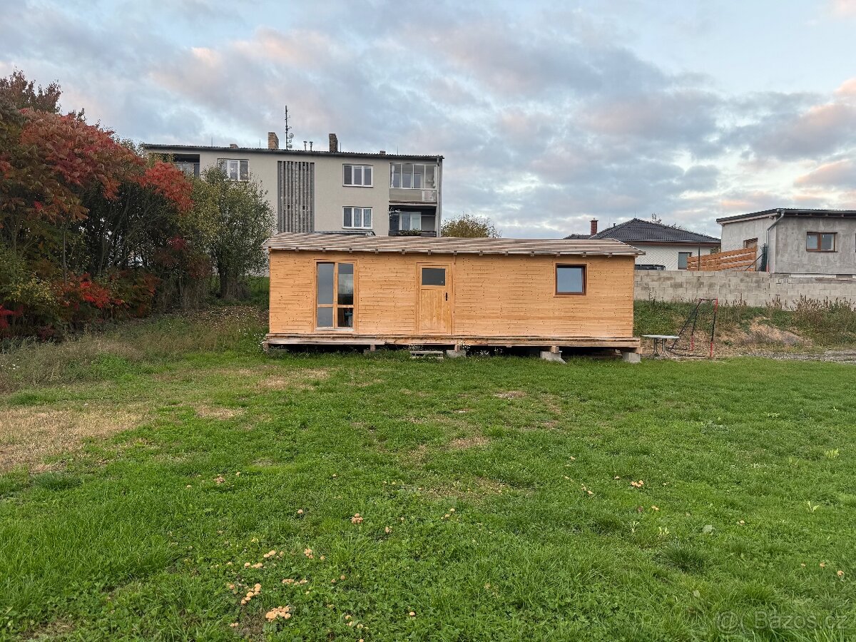 Prodám pozemek s malým rozestavěným domkem