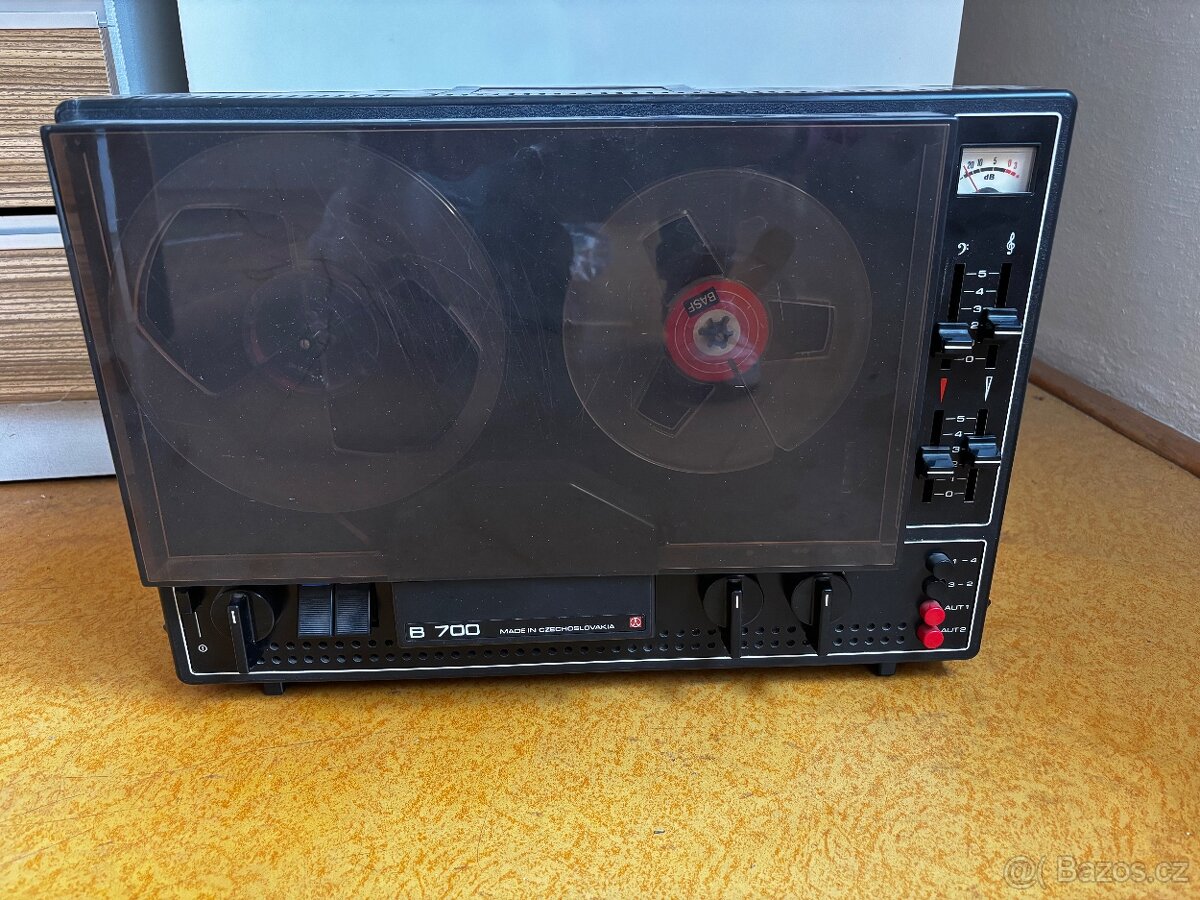Magnetofon B700