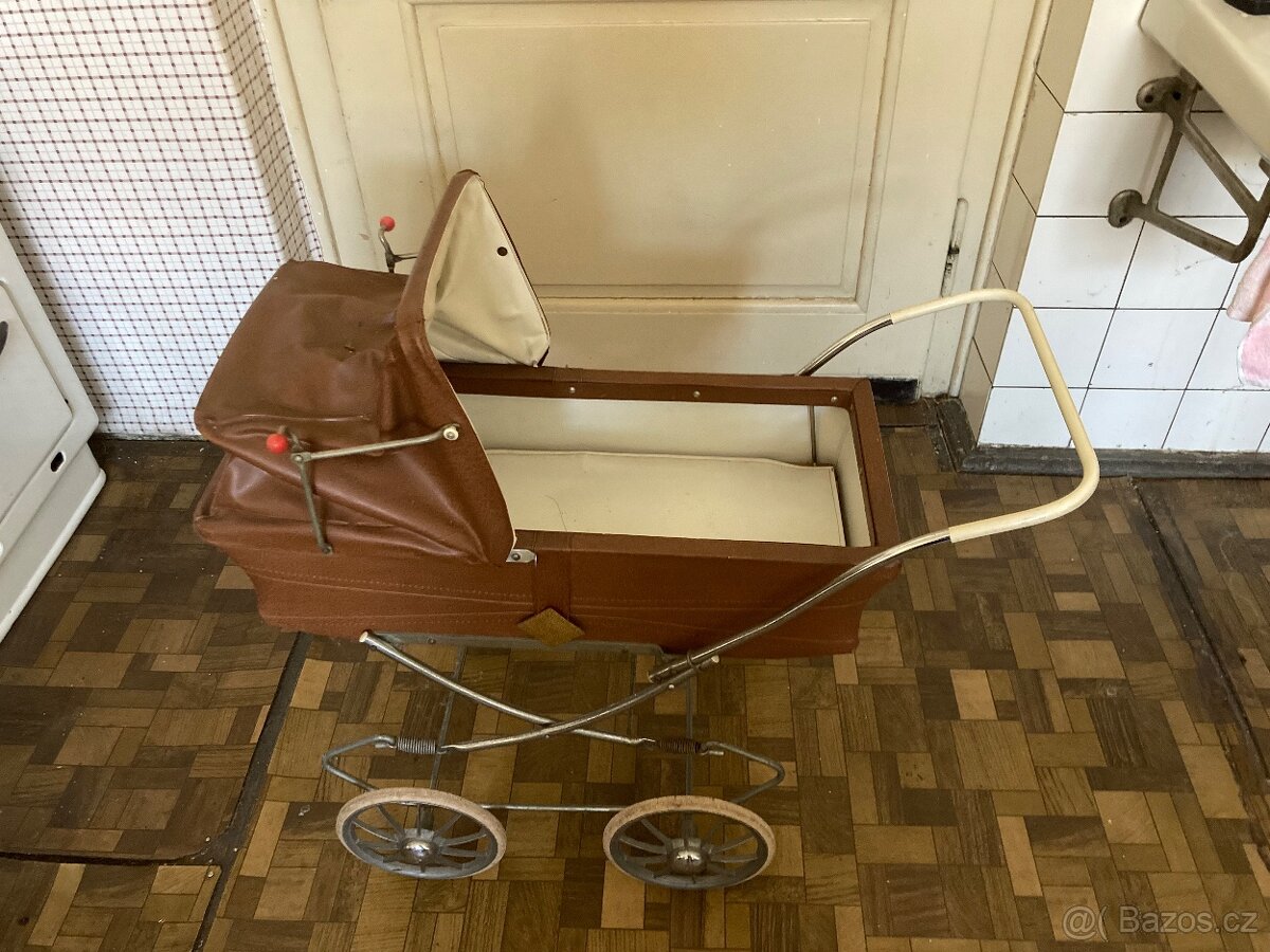 Starý kočárek pro panenky