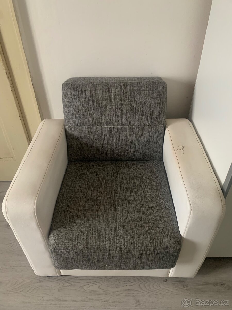 Rozkládací křeslo s uloženým prostorem