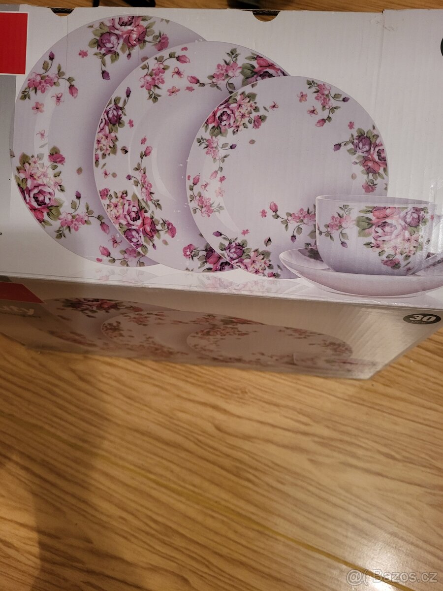 sada talířů a hrníčků