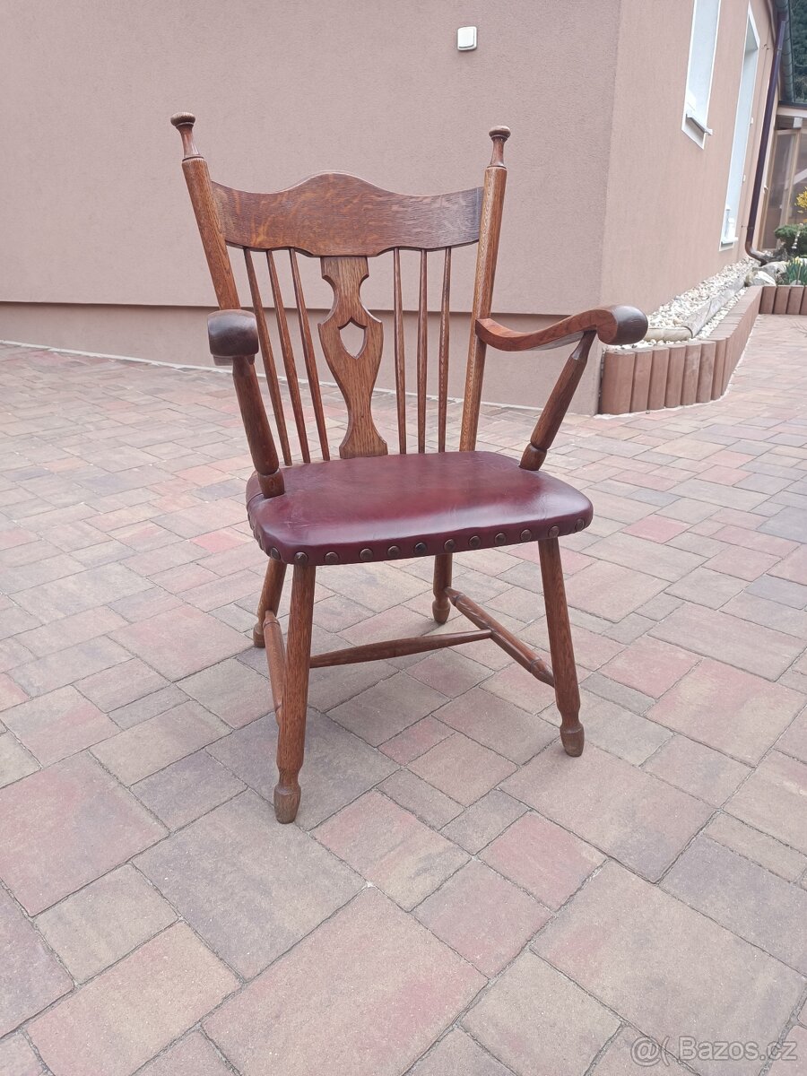 Polstrované křeslo