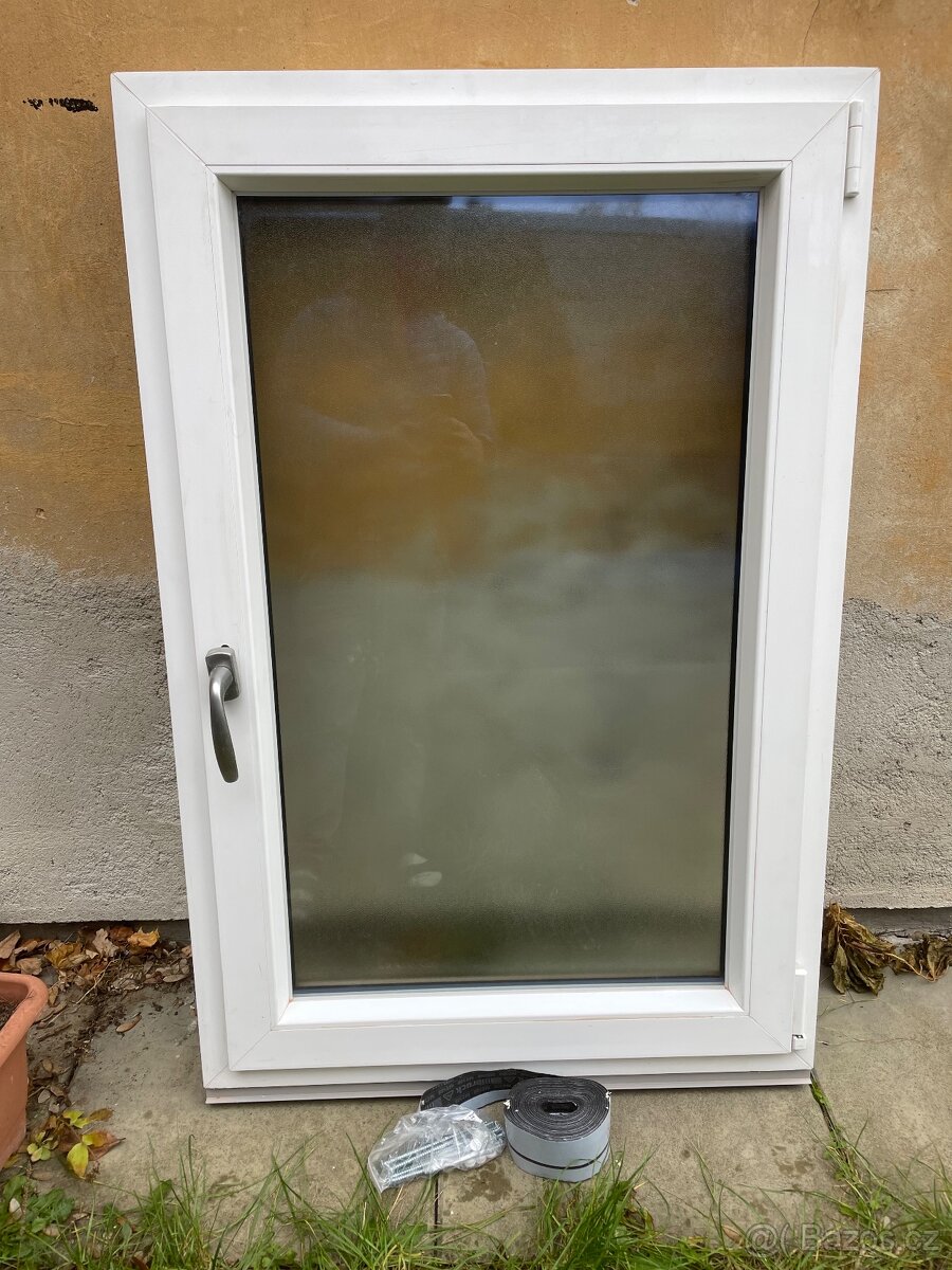 Nové okno plastové, dvojsklo, 80x120cm, s kličkou