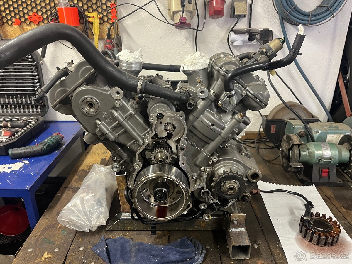 Motor KTM 990 LC8 na díly
