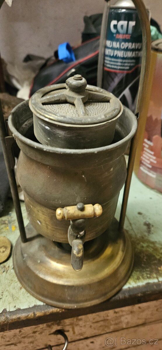 Starý mosazný perkolátor