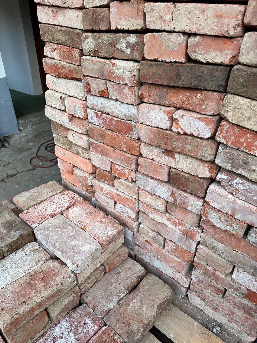 Staré očištěné cihly