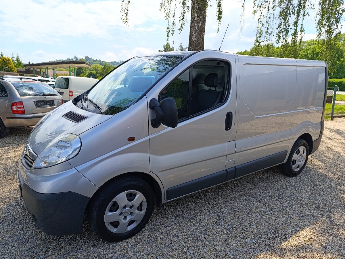 Opel Vivaro 2.0 DCi tažné 3místa