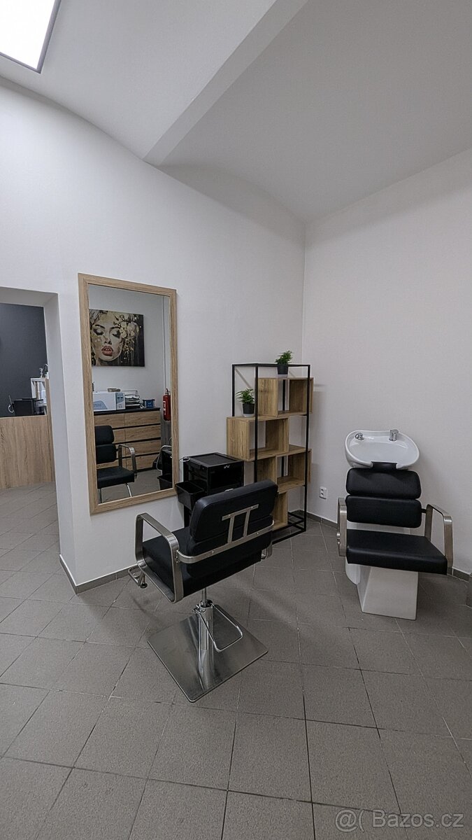 Nabízíme k pronájmu kadeřnické křeslo