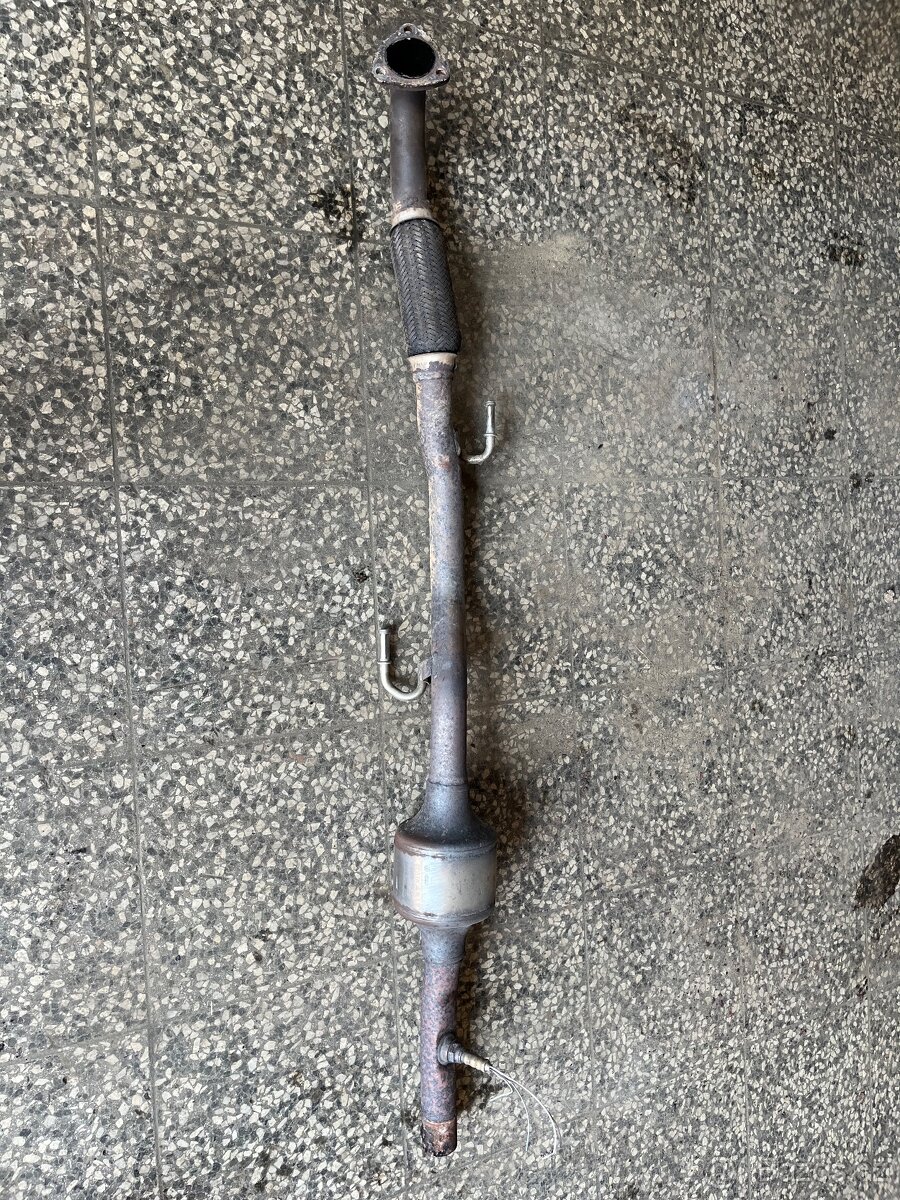 Katalyzátor s výfukovou trubkou koncern VW 1,4 63 kw, BXW