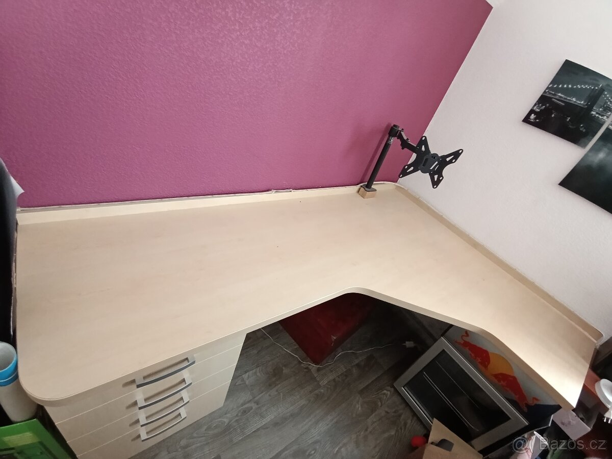 Rohový stůl z masivu