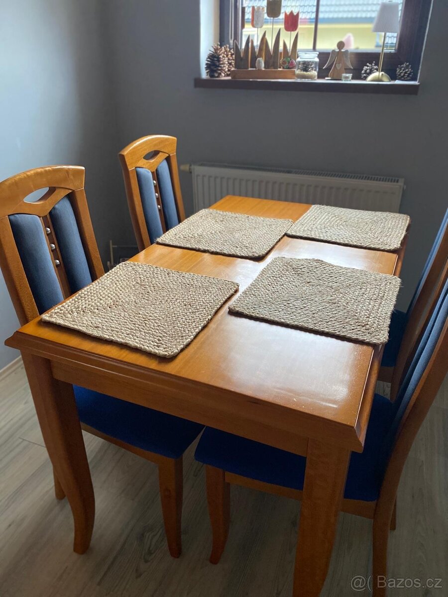 Jídelní stůl a 4 židle