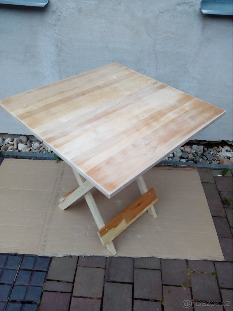Prodám dřevěný skládací stůl 74,5x75 cm