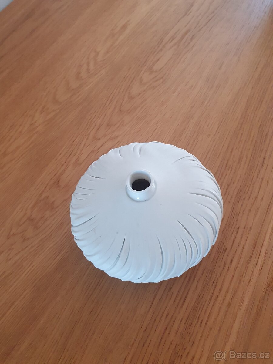 porcelánová vázička známé autorky J. Radové