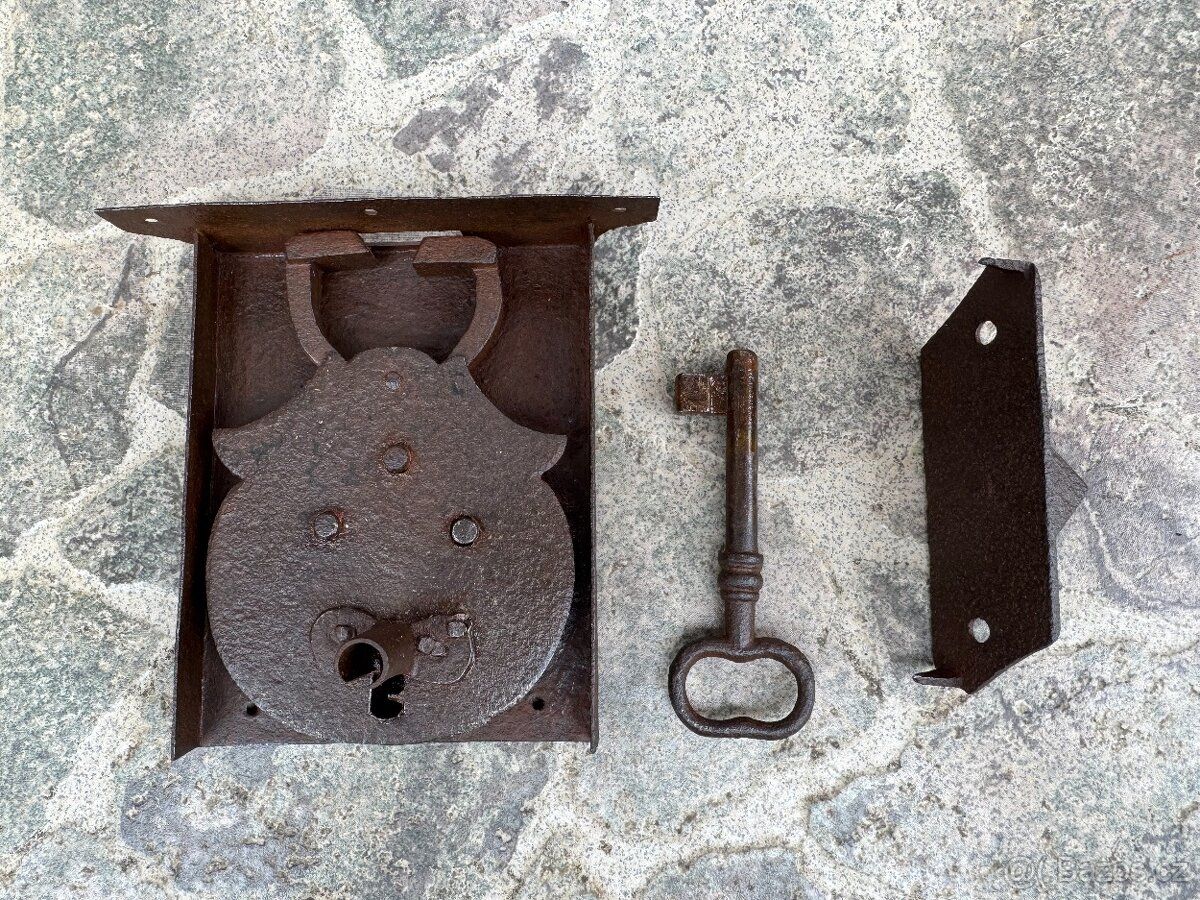 Starožitný zámek asi k truhle