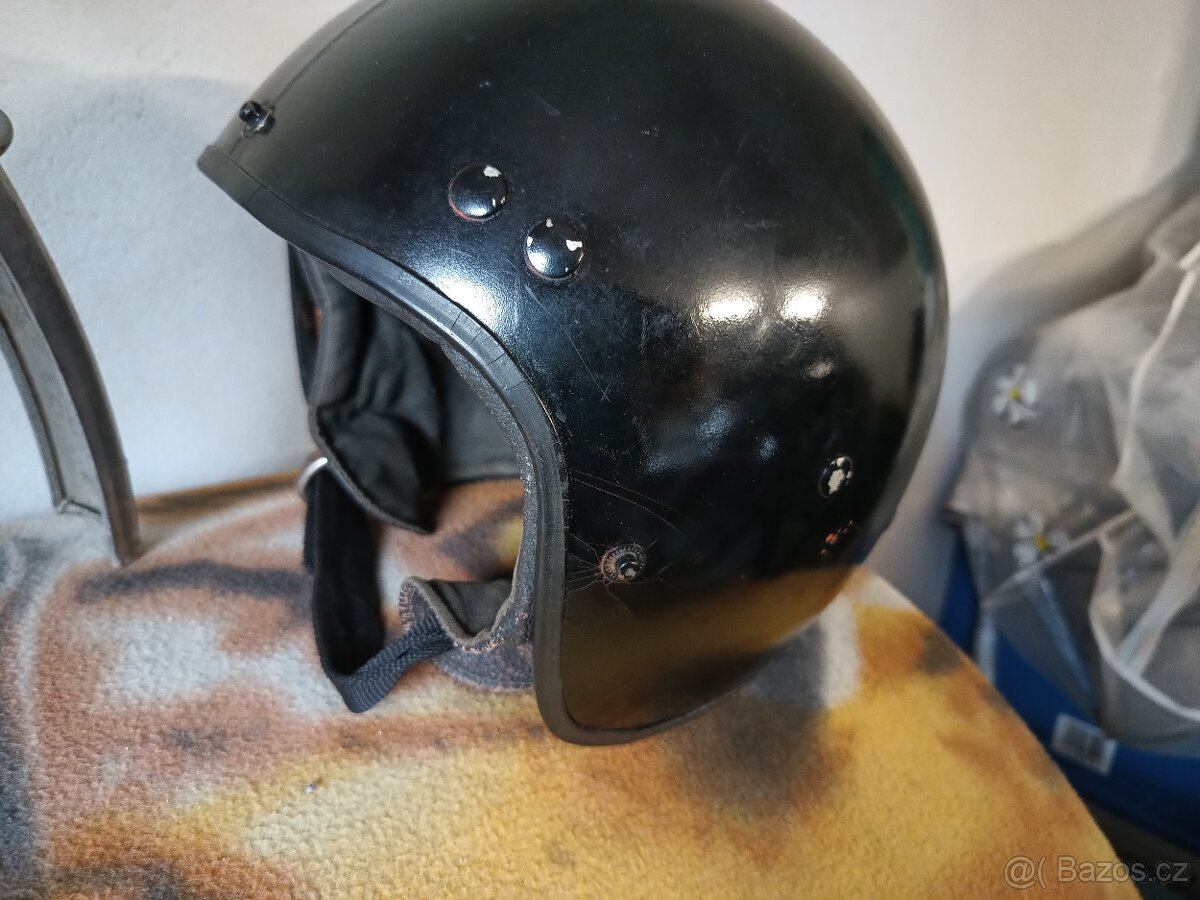 retro helma kokoska