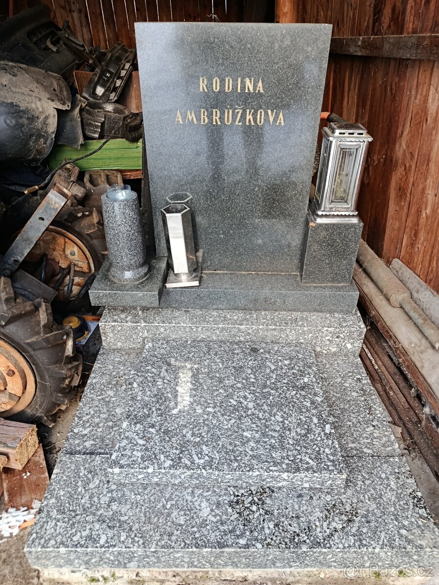 Prodám žulový urnový pomník - hrob