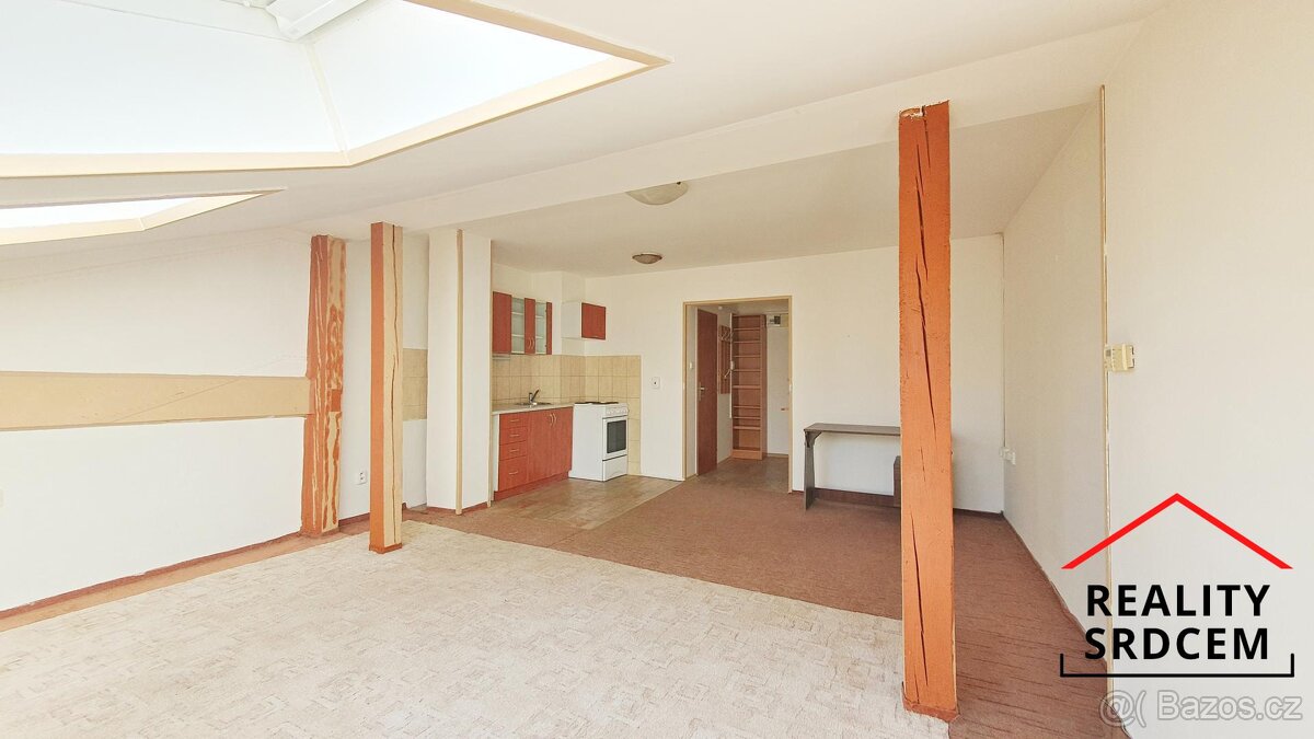 Pronájem podkrovního bytu 1+kk, 35 m2, ul. Tržní, nám. Svobo