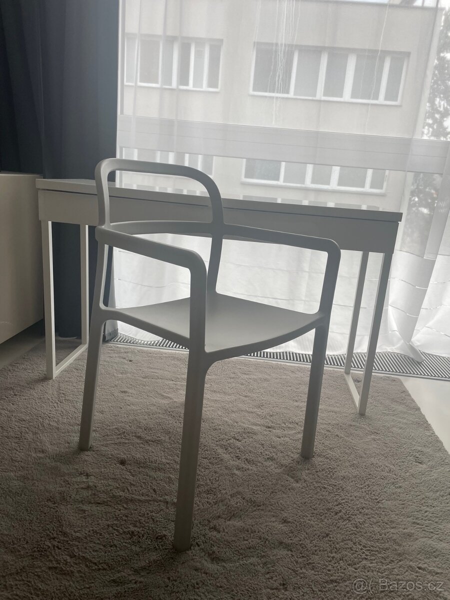 Šedá židle IKEA