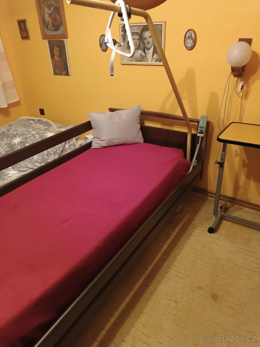 Zdravotní Polohovací Postel FMB+ stolek