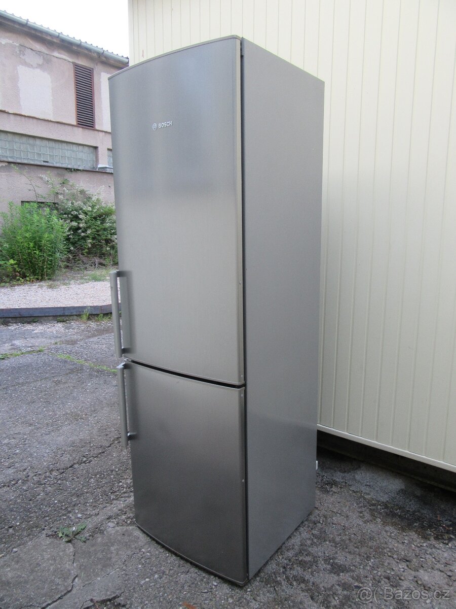 Nabízím nerezovou lednici Bosch. Boxy kompletní. Plně funkčn