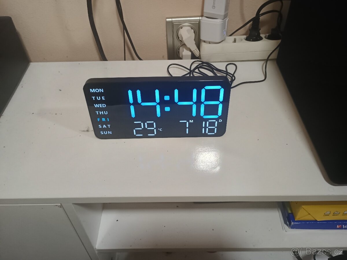 Velké digitální hodiny