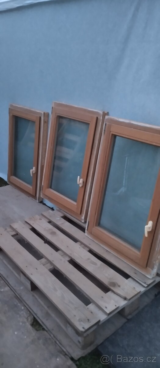 Dřevěná masivní okna.3ks.