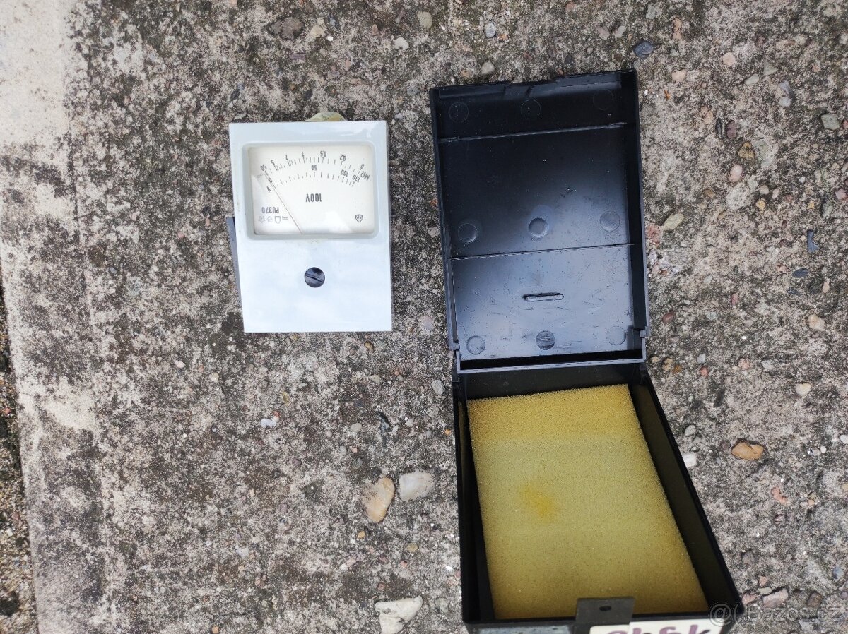Analogový měřák 100V PU370 v krabičce