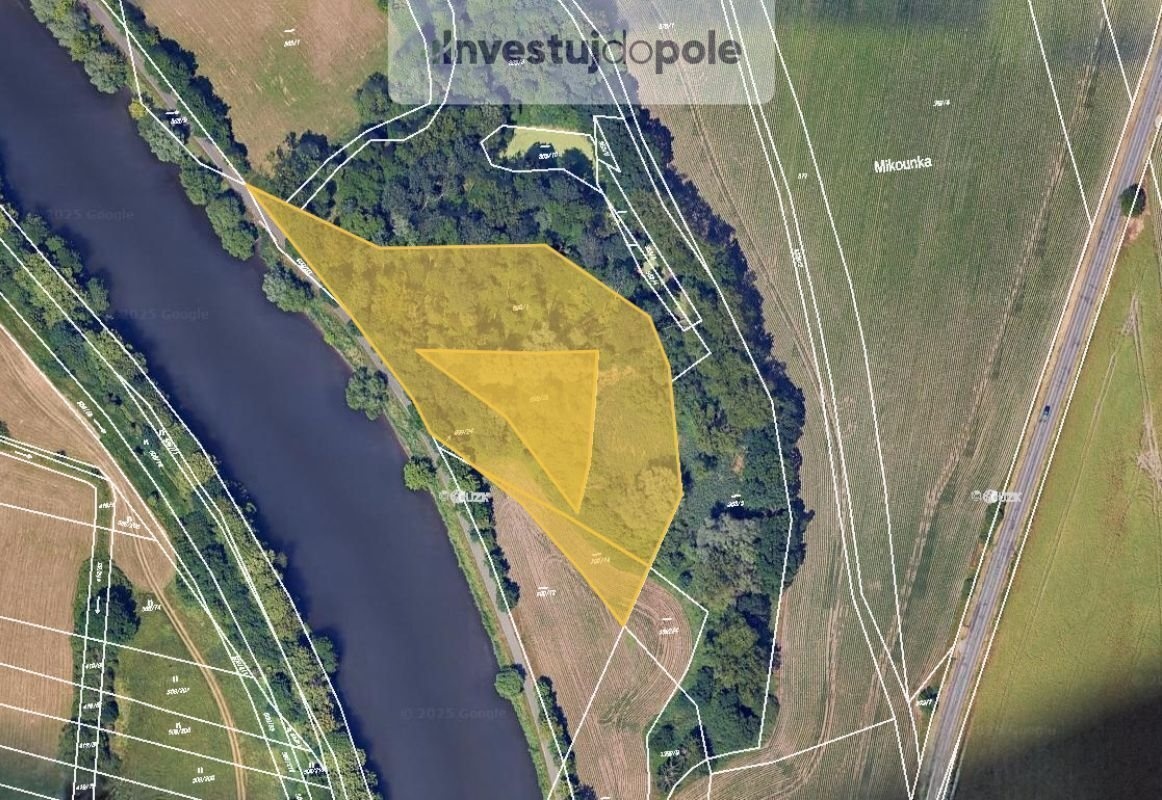 Prodej podílu 1/3 specifického pozemku 3 472 m², Hradec Král