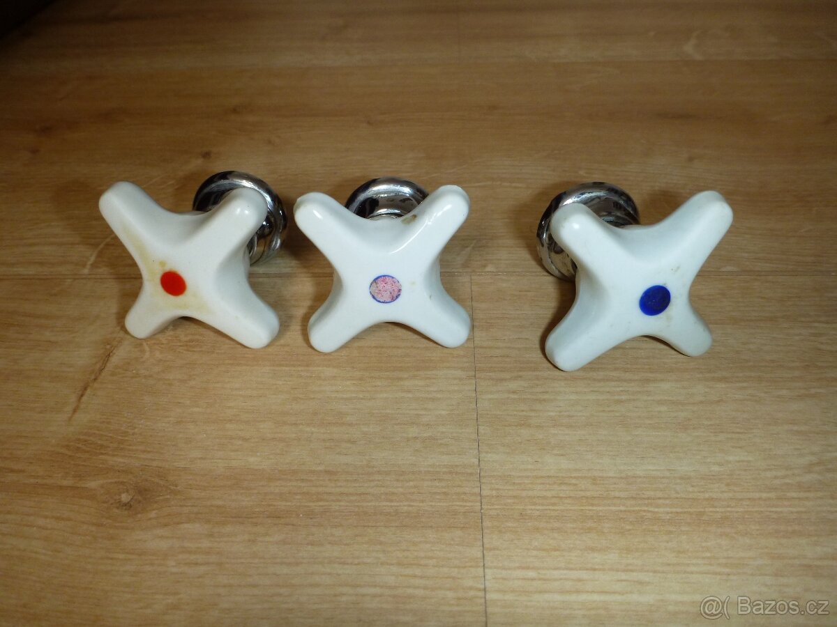 Starožitné porcelánové kohoutky na vodu