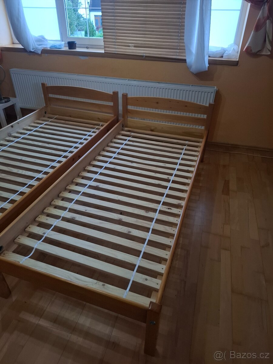 Dřevěná postel
