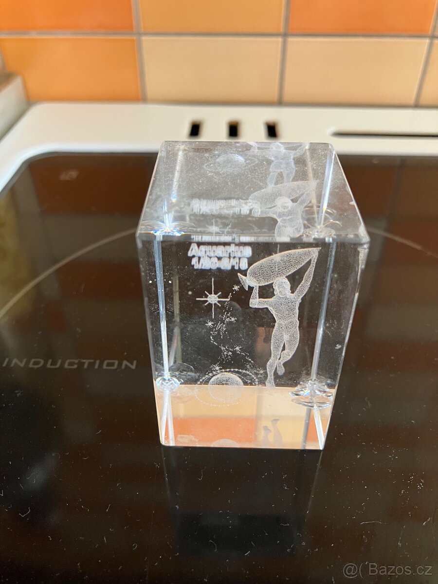 Skleněné těžítko vodnář