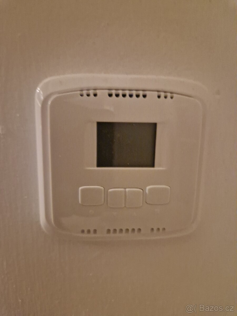 Bílé týdenní spinaci hodiny ABB Tango s displejem