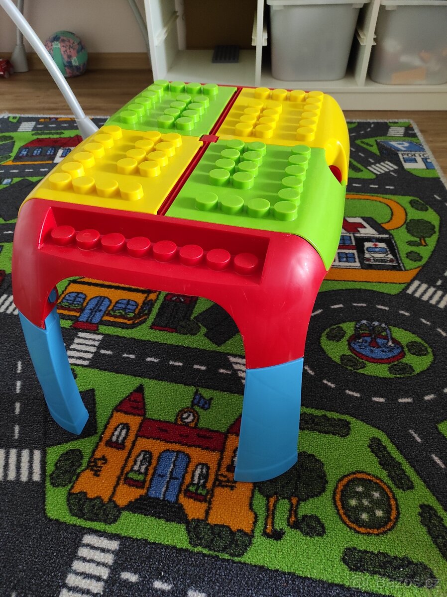 Set barevných kostek s přenosným stolem