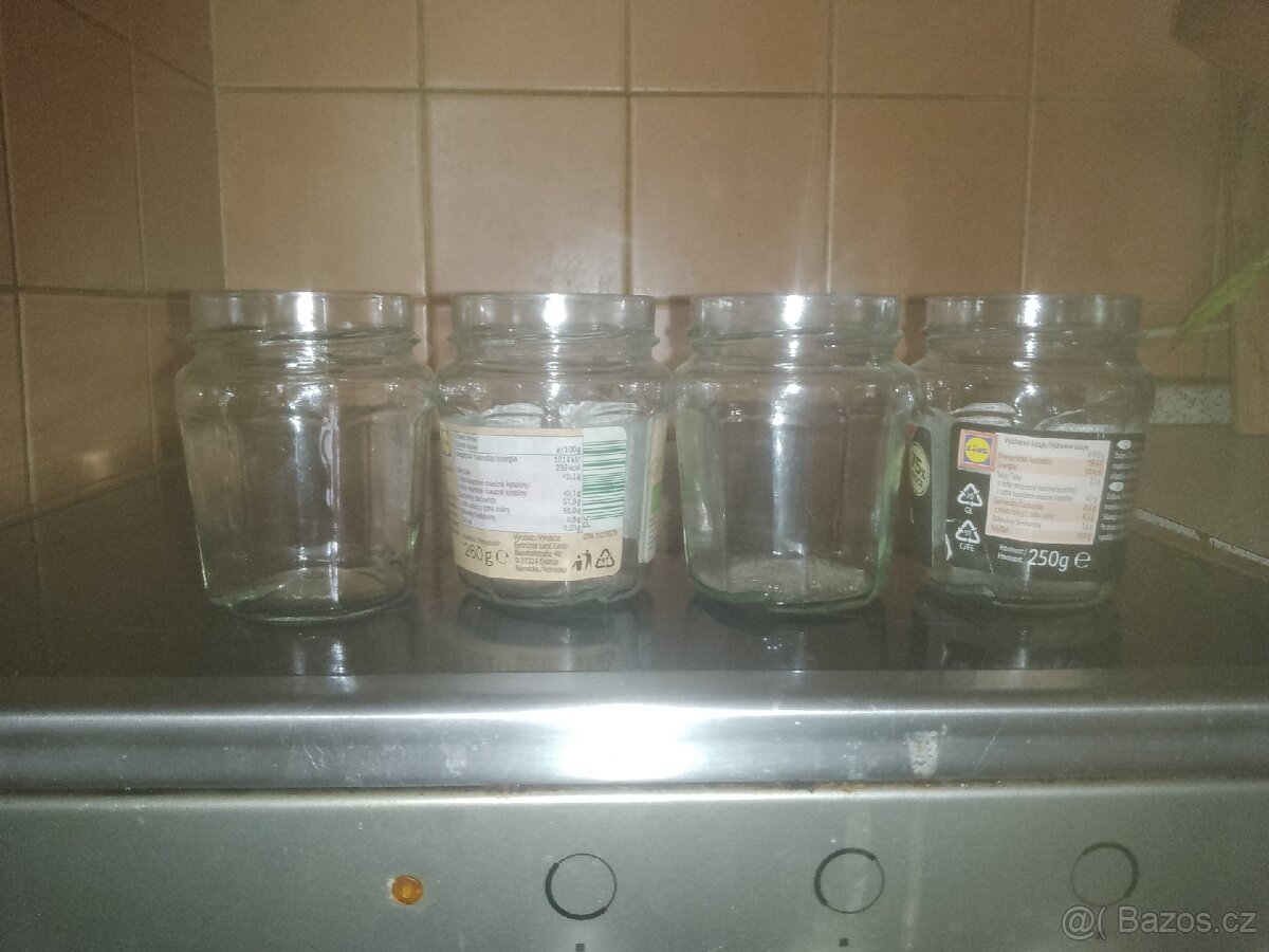 Skleničky od malé Maribel 90 kusů bez víček.