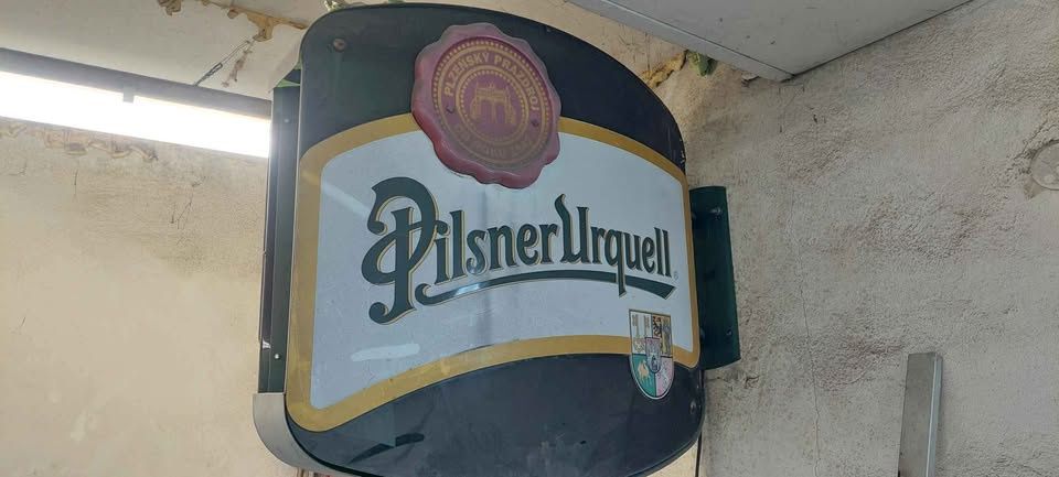 Poutač na Pivo Pilsner Urquell.
