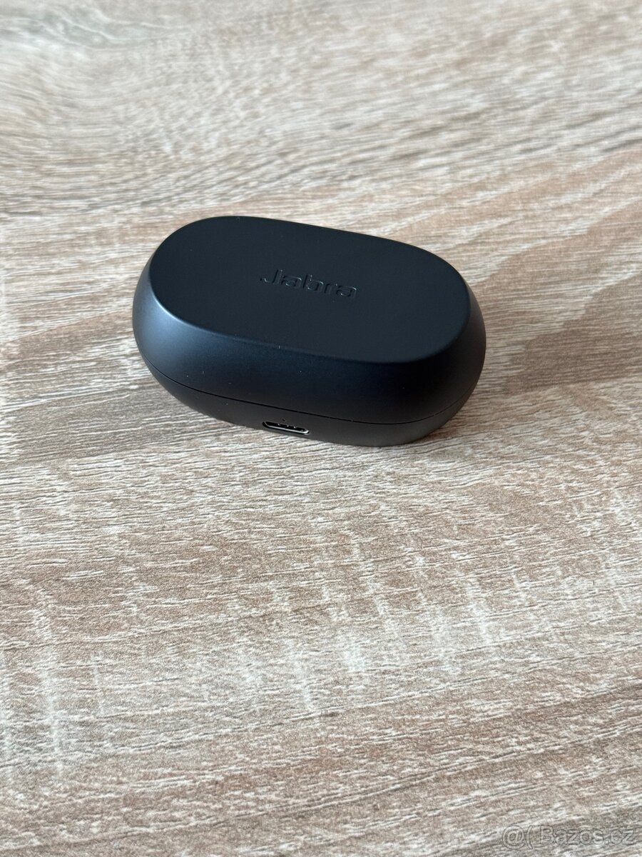 Jabra Elite 7 Active černé barvy.