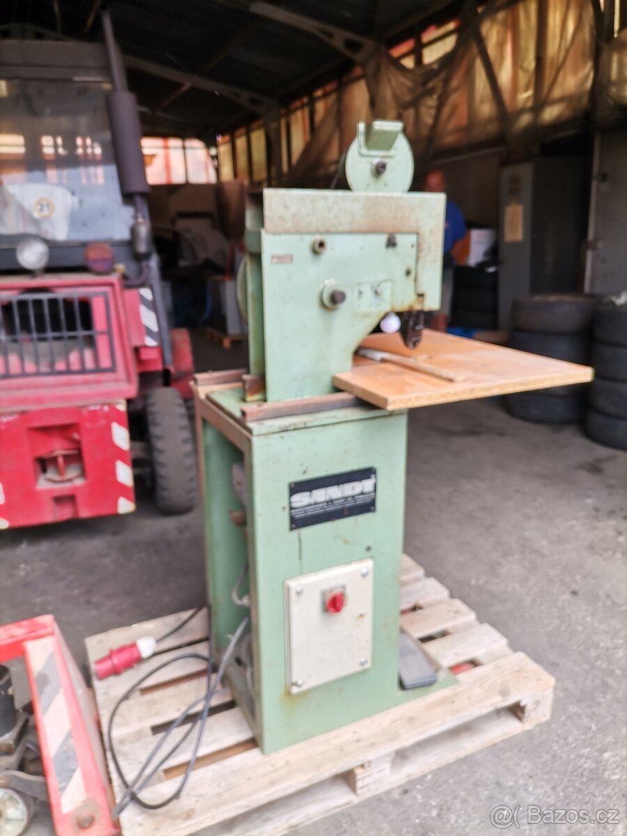 nýtovací stroj SAND