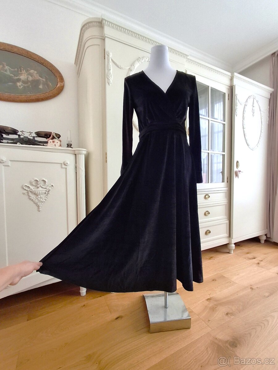 Nové s visačkou černé pružné sametové šaty Reserved M midi