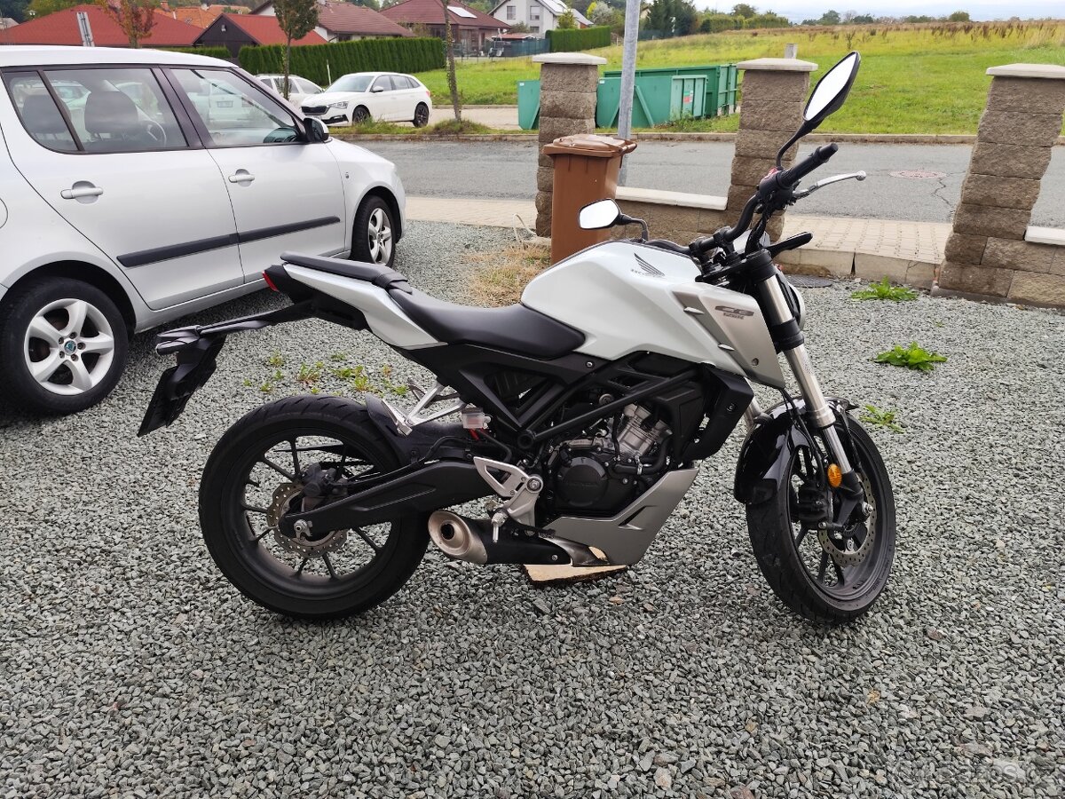 Honda CB125R rok 2020 bílá perleť pouze 8700KM
